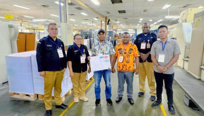 Salmon Robaha ingatkan KPU Yapen Pastikan Logistik Surat Suara Pemilihan Bupati dan Wakil Bupati tiba tepat Waktu dan Tepat Jumlah.