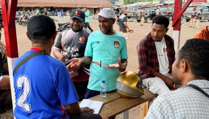 KPU-Bawaslu Yapen: Sosialisasi, Perkuat Data Pemilih Berkelanjutan di Pasar Aroro-Iroro