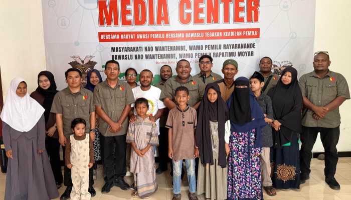 Perkuat Kepedulian Sosial, Bawaslu Yapen Gelar Jumat Sehati Bersama Yayasan Panti Asuhan Al-Fatih Famboaman